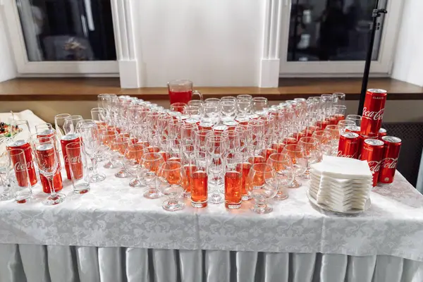 Sirviendo Vasos Para Mesa Festiva Vasos Para Licores Champán Jugo —  Fotos de Stock