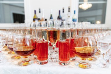 Tatil ya da parti için masa hazırlamak. İçki bardakları, şampanya ve meyve suyu. Viski-kola. Yakın plan. Rusya, Saint Petersburg, 04.04.2021