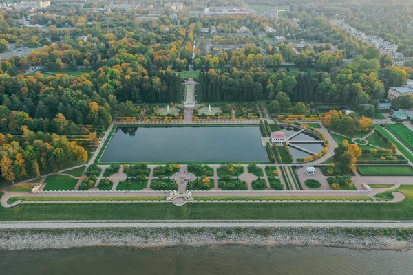 尼兹尼彼得霍夫全景航空图 伟大的彼得霍夫博物馆 芬兰湾 Russia Peterhof 2020 — 图库照片