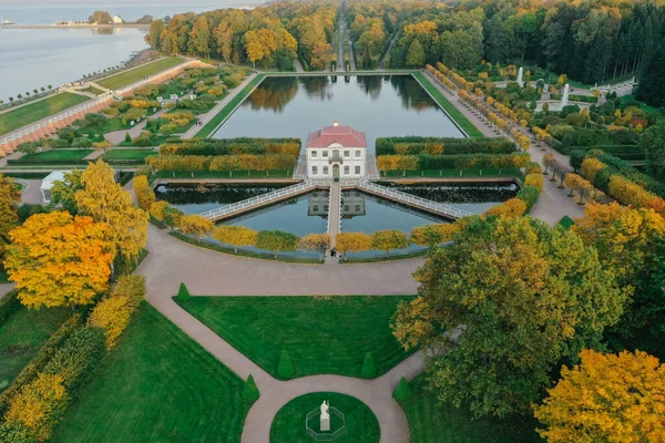 Sonbaharda Peterhof 'taki alçak parkın panoramik hava manzarası, Baküs bahçesi, Marly Sarayı, sektörel göletler. Rusya, Peterhof, 10.10.2020.