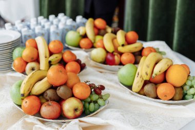 Tatil ya da kurumsal etkinlik için büfe masası. Çok çeşitli meyveler..