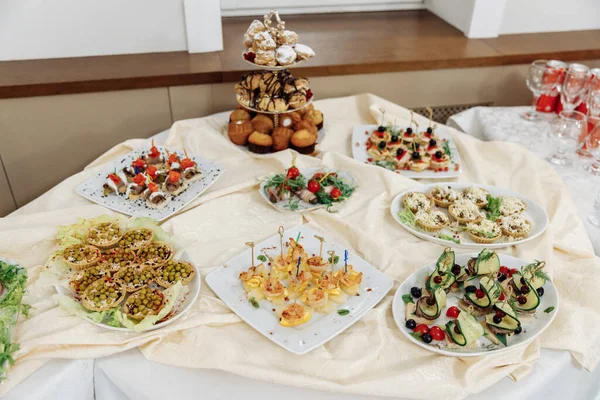 Mesa de buffet para um feriado ou evento corporativo. Uma grande variedade de lanches. Pequeno-almoço buffet. — Fotografia de Stock