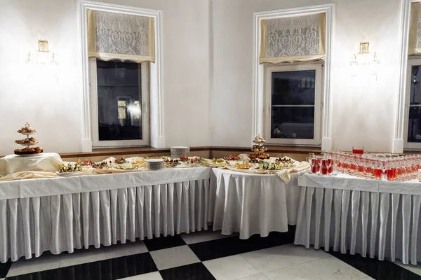 Шведский стол для праздников или корпоративных мероприятий. Большой ассортимент закусок. Шведский стол. — стоковое фото