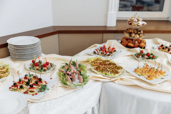 휴일이나 기업 행사를 위한 버추얼 테이블. 많은 종류의 간식 이 있다. 버넷 아침 식사. — 스톡 사진