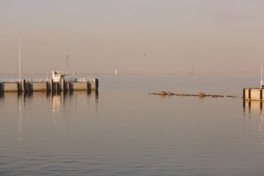 Tekneler ve yatlar için rıhtımda gün batımına karşı. Finlandiya Körfezi