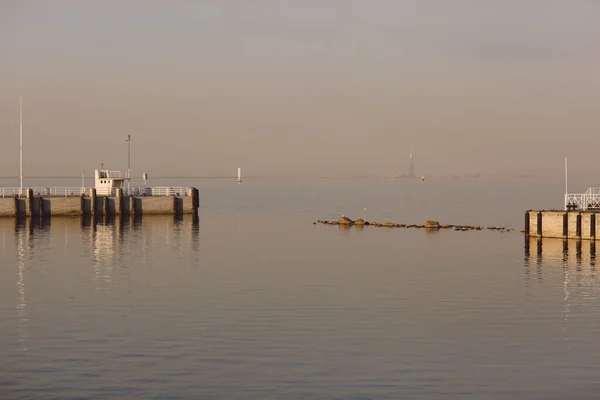 Schiffsanlegestelle Für Boote Und Yachten Vor Dem Hintergrund Des Sonnenuntergangs — Stockfoto