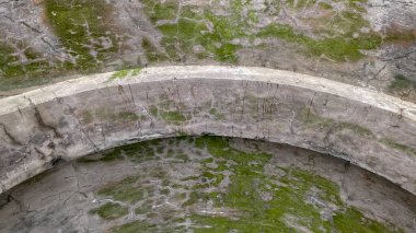 Mimari bir kemerin beton tavanı, yosun ya da küfle kaplı.