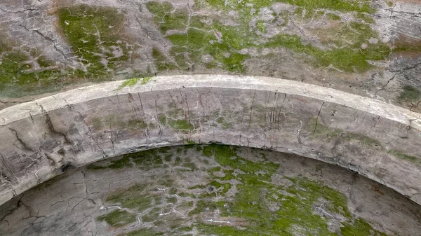 Mimari bir kemerin beton tavanı, yosun ya da küfle kaplı.