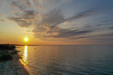 Suyun üzerinde güzel turuncu gün batımı. Finlandiya Körfezi. Sahil Bölgesi Havacılık Sahil Hattı.