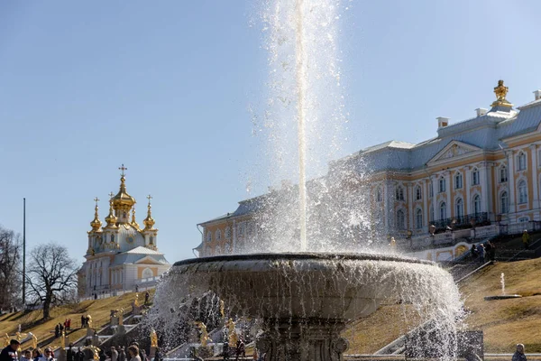 Large Italian fountain and marble bowl in the lower park of Peterhof, Panorama of the parterres in front of the Grand Palace, sunny day, Spring, Russia, Peterhof, 04.21.2021 — Stock Photo, Image