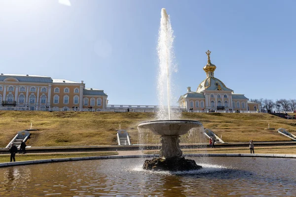 Large Italian fountain and marble bowl in the lower park of Peterhof, Panorama of the parterres in front of the Grand Palace, sunny day, Spring, Russia, Peterhof, 04.21.2021 — Stock Photo, Image