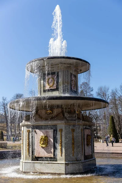 Rzymskie Fontanny Dolnym Parku Peterhof Maskaron Słoneczny Dzień Wiosna Rosja — Zdjęcie stockowe