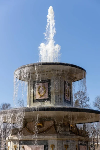 Fuentes Romanas Parque Inferior Peterhof Mascaron Día Soleado Primavera Rusia — Foto de Stock