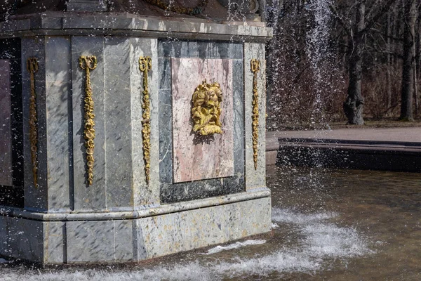 Fontes Romanas Parque Inferior Peterhof Mascaron Dia Ensolarado Primavera Rússia — Fotografia de Stock