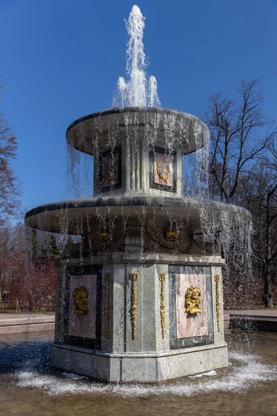 Fontaines Romaines Dans Parc Inférieur Peterhof Mascaron Journée Ensoleillée Printemps — Photo