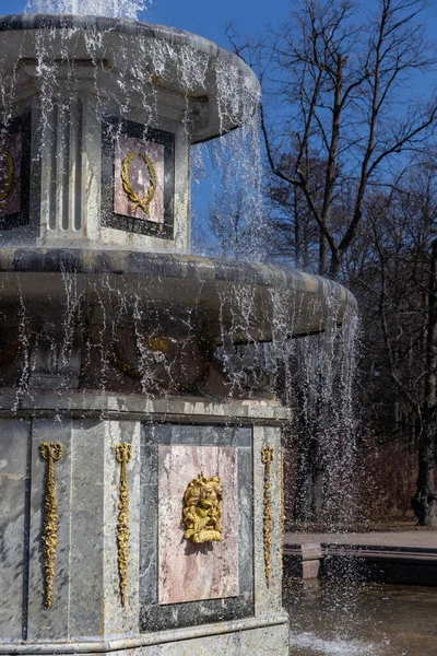 Римські Фонтани Нижньому Парку Петергоф Маскарон Сонячний День Весна Росія — стокове фото