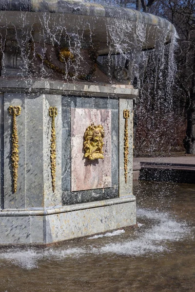 Fontes Romanas Parque Inferior Peterhof Mascaron Dia Ensolarado Primavera Rússia — Fotografia de Stock