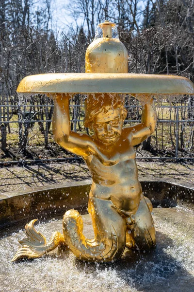 Fuente Tritones Campanas Parque Inferior Peterhof Bronce Escultura Niño Sosteniendo — Foto de Stock