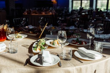 Ziyafet ya da kutlama için masa ayarlayın. İçkiler, şampanya ve meyve suyu için boş şarap kadehleri. Masayı hazırla. Tabakta kumaş peçeteler. Yakın plan..