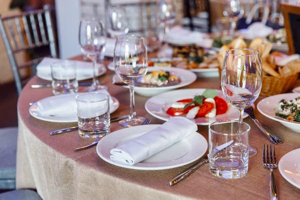 宴会或庆祝的餐桌布置 香槟和果汁的空酒杯 把桌子摆好盘子里的纸巾 后续行动 — 图库照片