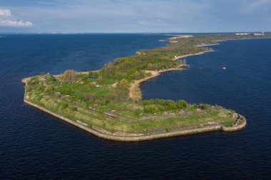Fort Rif 'in tepesinden panoramik bir manzara. Kronstadt şehrinin Finlandiya Körfezi 'ndeki Kotlin Adası' nın batı ucu. Kronstadt Kalesi