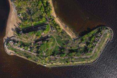 Fort Rif 'in tepesinden panoramik bir manzara. Kronstadt şehrinin Finlandiya Körfezi 'ndeki Kotlin Adası' nın batı ucu. Kronstadt Kalesi