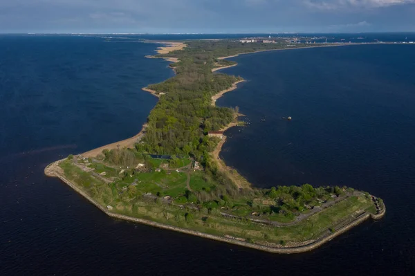 Fort Rif 'in tepesinden panoramik bir manzara. Kronstadt şehrinin Finlandiya Körfezi 'ndeki Kotlin Adası' nın batı ucu. Kronstadt Kalesi