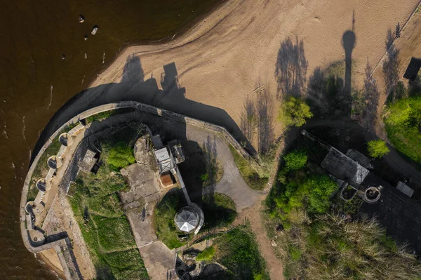 Fort Rif 'in tepesinden panoramik bir manzara. Kronstadt şehrinin Finlandiya Körfezi 'ndeki Kotlin Adası' nın batı ucu. Kronstadt Kalesi
