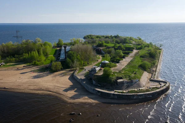 Fort Rif 'in tepesinden panoramik bir manzara. Kronstadt şehrinin Finlandiya Körfezi 'ndeki Kotlin Adası' nın batı ucu. Kronstadt Kalesi