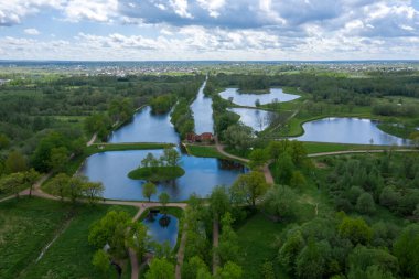 Göletlerin yüksekliğinden panoramik bir manzara Peterhof 'taki peyzaj parkı, çayır bahçesi, yürüyüş yolları, tahrip edilmiş pavyon.
