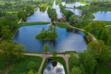 Göletlerin yüksekliğinden panoramik bir manzara Peterhof 'taki peyzaj parkı, çayır bahçesi, yürüyüş yolları, tahrip edilmiş pavyon.