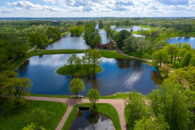 Göletlerin yüksekliğinden panoramik bir manzara Peterhof 'taki peyzaj parkı, çayır bahçesi, yürüyüş yolları, tahrip edilmiş pavyon.