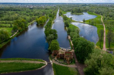 Göletlerin yüksekliğinden panoramik bir manzara Peterhof 'taki peyzaj parkı, çayır bahçesi, yürüyüş yolları, tahrip edilmiş pavyon.