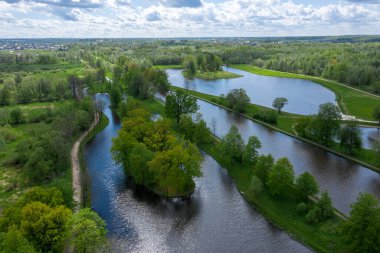 Göletlerin yüksekliğinden panoramik bir manzara Peterhof 'taki peyzaj parkı, çayır bahçesi, yürüyüş yolları, tahrip edilmiş pavyon.