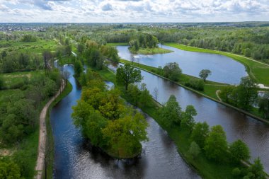 Göletlerin yüksekliğinden panoramik bir manzara Peterhof 'taki peyzaj parkı, çayır bahçesi, yürüyüş yolları, tahrip edilmiş pavyon.