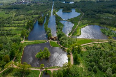 Göletlerin yüksekliğinden panoramik bir manzara Peterhof 'taki peyzaj parkı, çayır bahçesi, yürüyüş yolları, tahrip edilmiş pavyon.