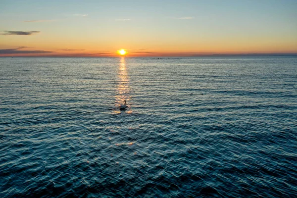 Veduta Aerea Cigno Bianco Solitario Che Nuota Nel Golfo Finlandia — Foto Stock