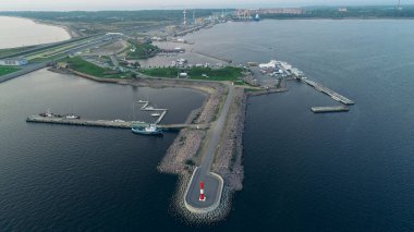 Kronstadt 'taki Grand Duke Konstantin Kalesi' nin havadan görünüşü, gözlem güvertesi ve yat kulübü, Finlandiya Körfezi