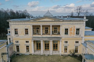 Peterhof 'daki Sergievka Parkı' nın kuzeydoğusundaki kıyı çıkıntısının tepesinde yer alan Leuchtenberg Sarayı 'nın son zamanlardaki klasik tarzında havadan görünüşü.