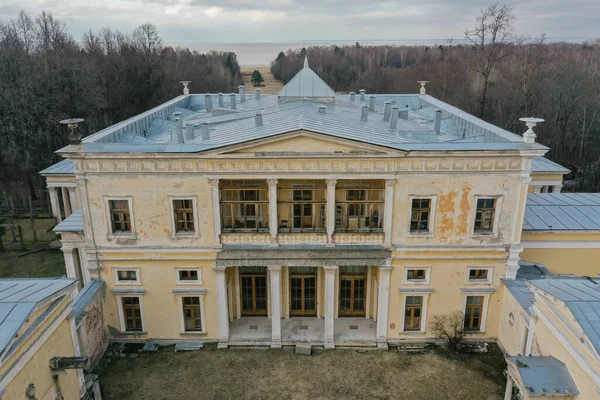 位于彼得霍夫塞尔吉耶夫卡公园东北部海岸边上的陆架顶上 以古典主义晚期风格俯瞰卢奇滕贝格宫 — 图库照片