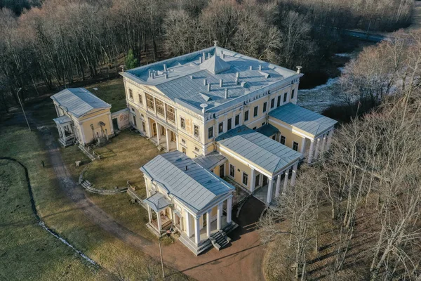 位于彼得霍夫塞尔吉耶夫卡公园东北部海岸边上的陆架顶上 以古典主义晚期风格俯瞰卢奇滕贝格宫 — 图库照片