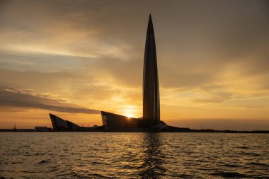 St. Petersburg 'da gün batımında Lakhta Center' da. Gökdelen. Finlandiya Körfezi, deniz manzaralı.