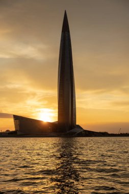 St. Petersburg 'da gün batımında Lakhta Center' da. Gökdelen. Finlandiya Körfezi, deniz manzaralı.