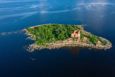 Finlandiya Körfezi 'nde yıkık dökük bir kırmızı tuğla bina olan Finlandiya Körfezi, Kronstadt, Finlandiya Körfezi' ndeki İmparator Paul 1 'in yüksekliğinden manzaraya bakın.