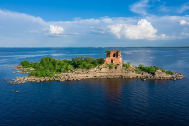 Finlandiya Körfezi 'nde yıkık dökük bir kırmızı tuğla bina olan Finlandiya Körfezi, Kronstadt, Finlandiya Körfezi' ndeki İmparator Paul 1 'in yüksekliğinden manzaraya bakın.