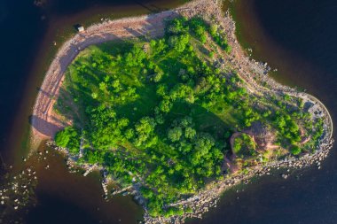 Finlandiya Körfezi 'nde yıkık dökük bir kırmızı tuğla bina olan Finlandiya Körfezi, Kronstadt, Finlandiya Körfezi' ndeki İmparator Paul 1 'in yüksekliğinden manzaraya bakın.