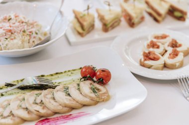 Ziyafet ya da kutlama için masa ayarlayın. İçkiler, şampanya ve meyve suyu için boş şarap kadehleri. Masayı hazırla. Tabakta kumaş peçeteler. Ziyafet salonu. Soğuk mezeler ve salatalar.