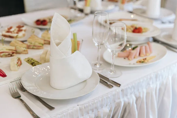 Establecimiento Mesa Para Banquete Celebración Vasos Vino Vacíos Para Licores —  Fotos de Stock