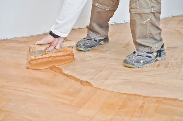 Eski ahşap parke buruk