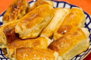 Güzel, kırmızı yanaklı, altın hamur işleri - kruvasan ve puf pa